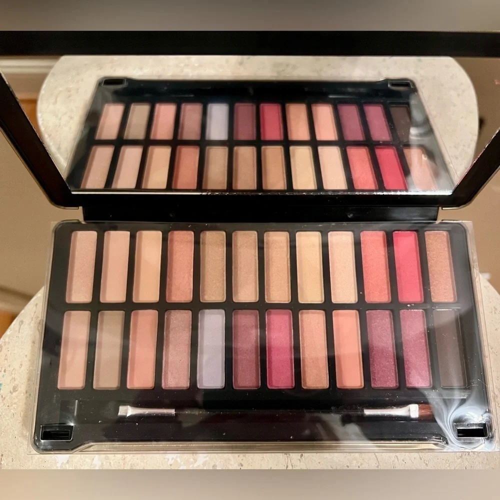 Ellen Tracy Struck Gold 24 color eyeshadow palette